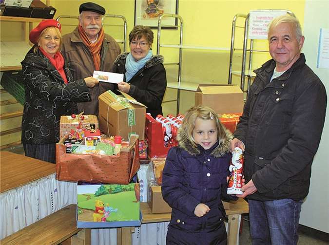 Maria Gleißner, der Heimerheimer Ortsvorsteher Hermann Leuning, Berni Kruse, Enkelin Eve Gleißner und Jürgen Hein (von links) bei der Spendenübergabe.privat