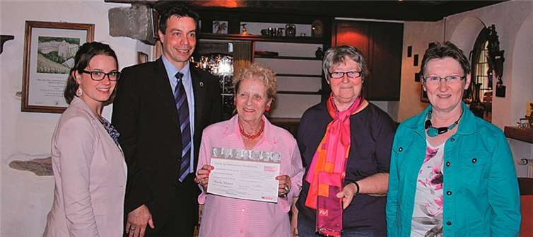 Maria Heuser (Mitte) wurde zur Ehrenvorsitzenden der Frauen Union ernannt.privat