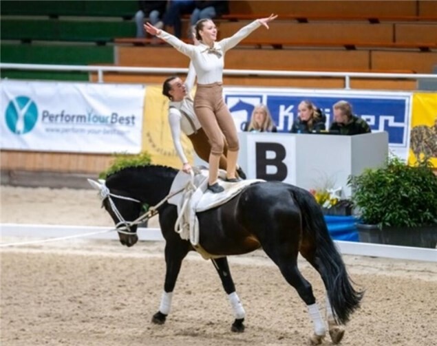 Maria Hof und Maja Assenmacher belegten beim Deutschen Voltigierpokal in Aachen Rang 8.  Foto: Vaulting World