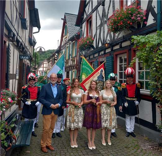 Maria II. (vorne 3.v.l.) ist die neue Weinkönigin der Stadt Unkel. Als „Burgundia“ wird sie von ihren Weinprinzessinnen Saskia und Lea begleitet. Ihr zur Seite stehen auch die Junggesellenvereine der Kulturstadt und natürlich Stadtbürgermeister Alfons Mußhoff.  Foto: Kulturstadt Unkel/Beate Johl