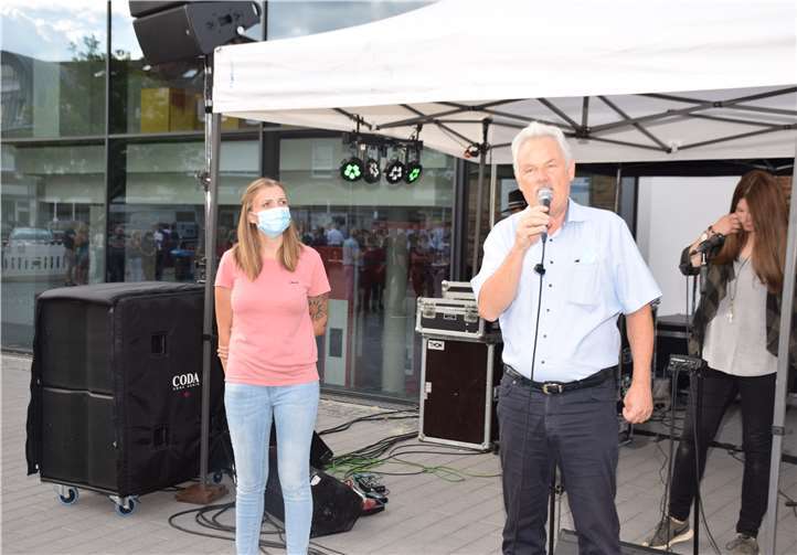 Maria Jansen als Organisatorin und Bürgermeister Stefan Raetz begrüßten die Gäste bei „Kultur im Hof“.Fotos: EICH
