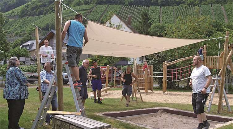 Maria Josten verfolgt interessiert die Arbeiten.WITE