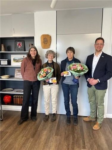 Maria Kell und Corina Homeyer sind seit mehr als 20 Jahren ehrenamtlich in der Bibliothek des Berkumer Schulzentrums tätig.  Foto: privat