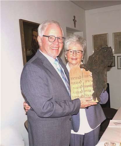 Maria Lempertz überreichte ihrem Ehemann Heinz zum 80. Geburtstag eine Wurzel, in die der heimische Künstler Kurt Wicha den Kopf von Moses geschnitzt hatte. Angehängt war eine Holzplatte mit den 10 Geboten in aramäischer Schrift. Foto: FRE