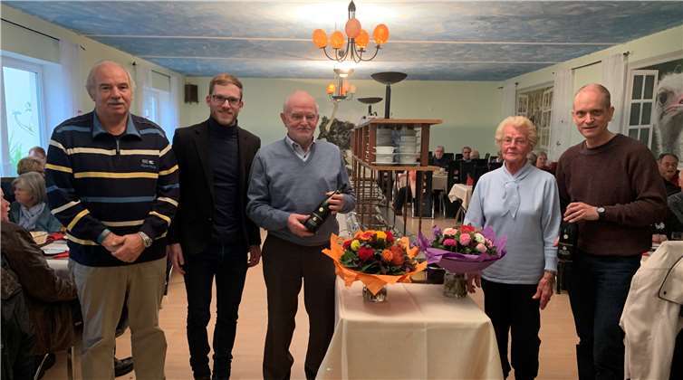 Maria Mahlberg und Rudolf Seul wurden als älteste Besucher des Seniorenfestes geehrt. Foto: privat