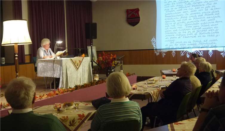 Maria Michels beim Vorlesen der Mundartgeschichten. privat