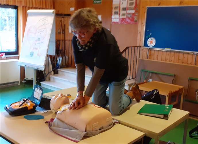 Maria Mühlenbruch zeigte an einer Puppe Wiederbelebung in der Praxis.