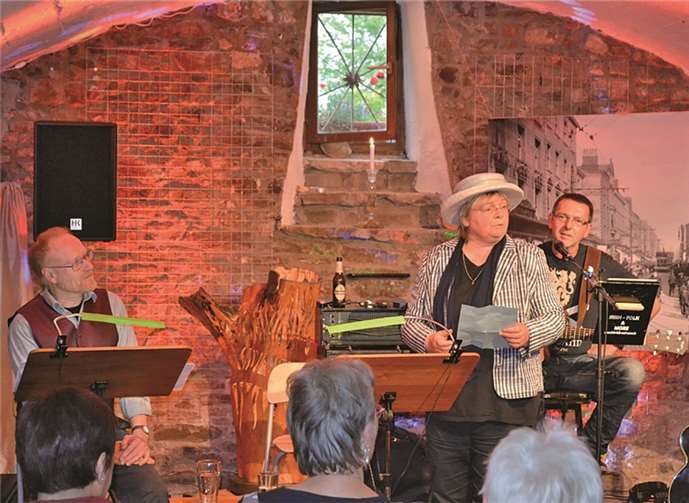 Maria Müller, Ian Johnson (l.) und Georg Kaiser verstanden es prächtig, die passende Stimmung für den Bloomsday zu erzeugen. privat