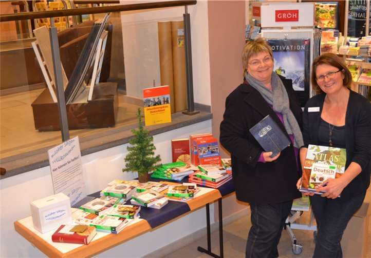 Maria Müller (links) und Birgit Kneip bei der Spendenübergabe in der Buch- und Kunsthandlung Maria Laach.E.T. Müller