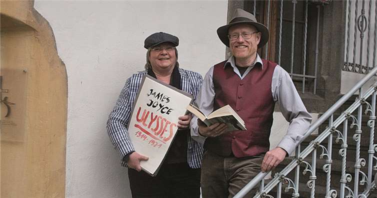 Maria Müller und Ian Johnson nehmen ihre Zuhörer/innen diesmal mit in die Welt der Zeitungsindustrie und des Stadtlebens von Dublin zu Beginn des 20. Jahrhunderts. privat