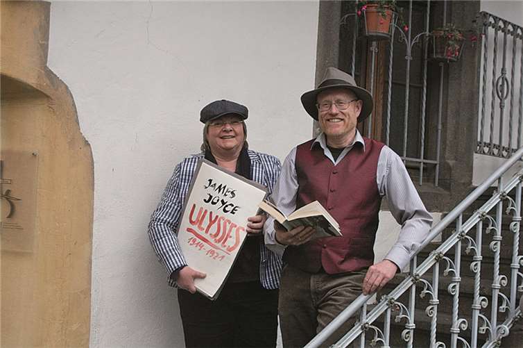 Maria Müller und Ian Johnson nehmen ihre Zuhörerinnen und Zuhörer diesmal mit in die Welt der Zeitungsindustrie und des Stadtlebens von Dublin. privat