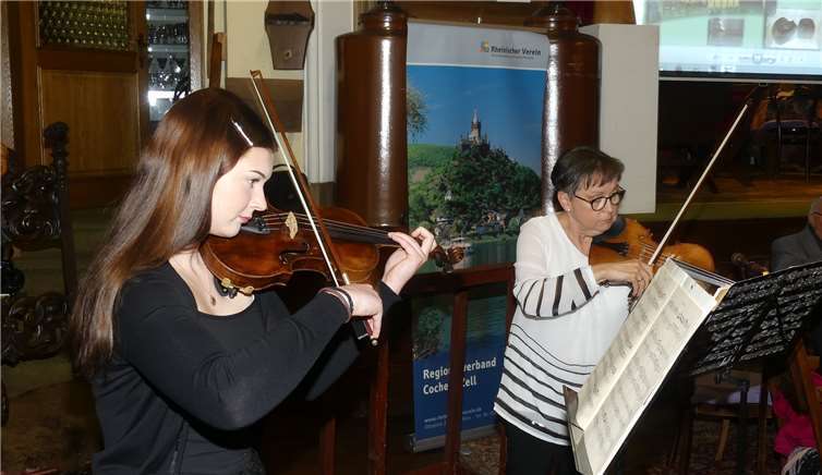 Maria Oettmeier und Katharina Theisen (v.r.) sorgten mitklassischen Weisen für den musikalischen Rahmen.Fotos: TE