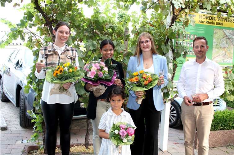 Maria Pinger (2.v.li.) freut sich auf die kommende Amtszeit als Remagener Weinkönigin ebenso, wie die Weinprinzessinnen Jasmin Karlin (li.), Anja Herrmann und Bürgermeister Björn Ingendahl. Foto: DU
