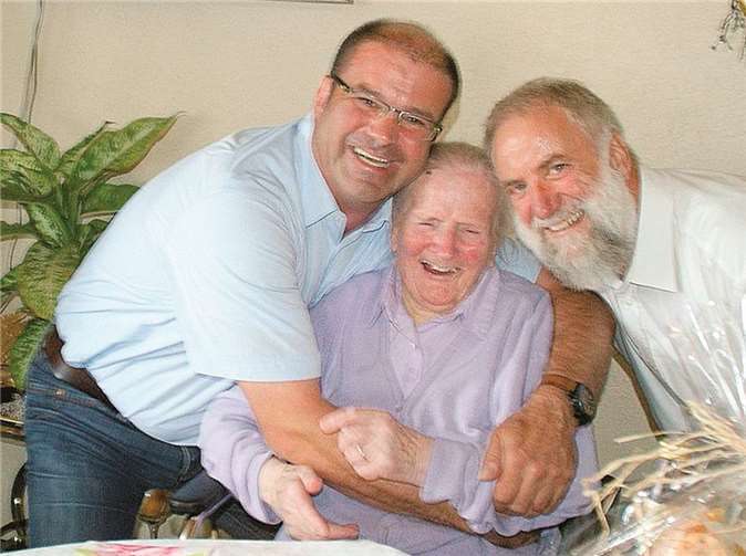 Maria Pinger freute sich über den Besuch und die Grüße aus dem Ort. Privat