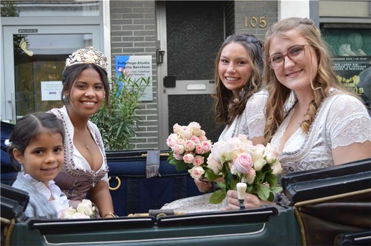 Maria Pinger mit Töchterchen (l.), Weinprinzessin Jasmin Karlin und Weinprinzess...
