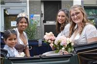 Maria Pinger mit Töchterchen (l.), Weinprinzessin Jasmin Karlin und Weinprinzess...