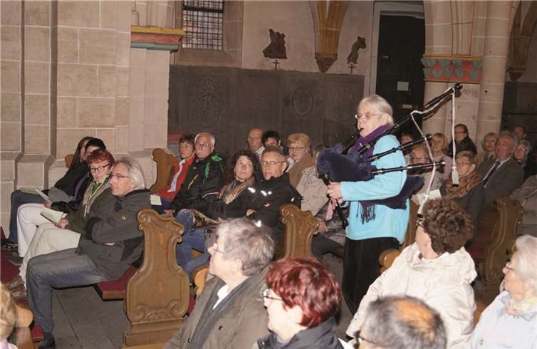 Maria Scharwieß spielt die Great Highland Bagpipe ebenso virtuos wie die Orgel. In Karden eröffnete sie beim Durchschreiten des Mittelgangs mit dem Stück „Skye Boat Song“ ein viel beachtetes Konzert. -TT-