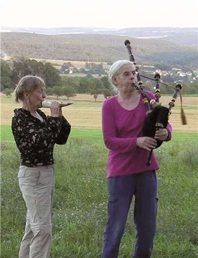 Maria Scharwieß und Heidi Freilingshaus stellen Dudelsäcke und Flöten vor.  Privat