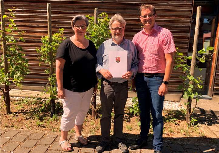 Ein Urgestein geht Maria Schmidt vom Personalrat und Schulleiter Timo Lichtenthäler mit „Neu-Pensionär“ Burkhard Bender. Foto: Philipp Freiherr von Boeselager Realschule plus