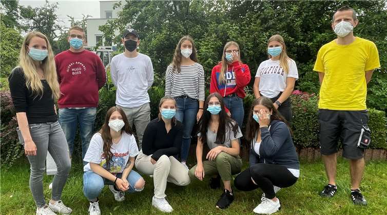 Maria Schwarz und Björn Krumscheid vom Heinrich-Haus bedankten sich in einer kleinen Feierstunde bei den diesjährigen FSJlern und Jahrespraktikanten. Foto: privat