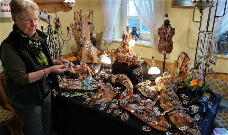 Maria Senner mit ihren Kunstwerken.