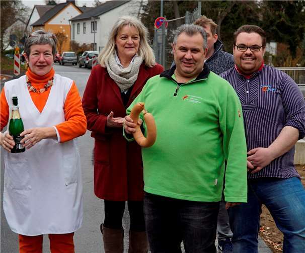 Maria Sonntag, Anne Poell-Wolf, Adalbert Wolf und Herr Svarowski feiern die freie Durchfahrt durch Pech. Privat