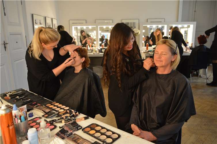 Maria Winter und Inge Vogt während dem Styling in der Maske. Foto: CF