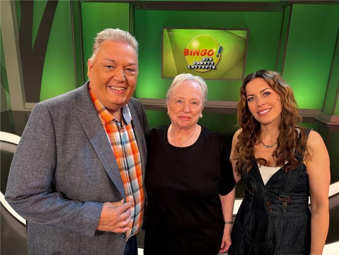Maria aus Leutesdorf (Mitte) mit den Moderatoren Michael Thürnau und Jule Gölsdorf.