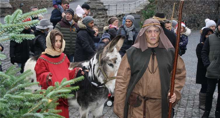 Maria und Josef begaben sich auch heuer im wehrhaften Gemäuerder Reichsburg auf Herbergssuche.Fotos: TE