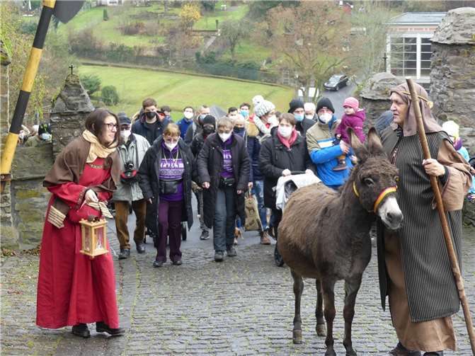 Maria und Josef wurden von zahlreichen Besuchern auf ihrer mühsamen Herbergssuche begleitet. Fotos: TE