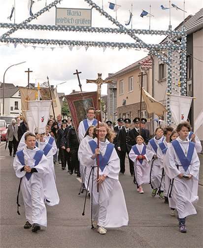 „Maria wir Dich grüßen“, steht über dem Triumphbogen, durch den die Pilger bei der 823. Wallfahrt in Buschhoven schritten. VJ