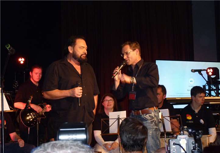 Marian Gold im Interview mit Thomas Dogen, dahinter die Mitglieder der Band „Courage“.