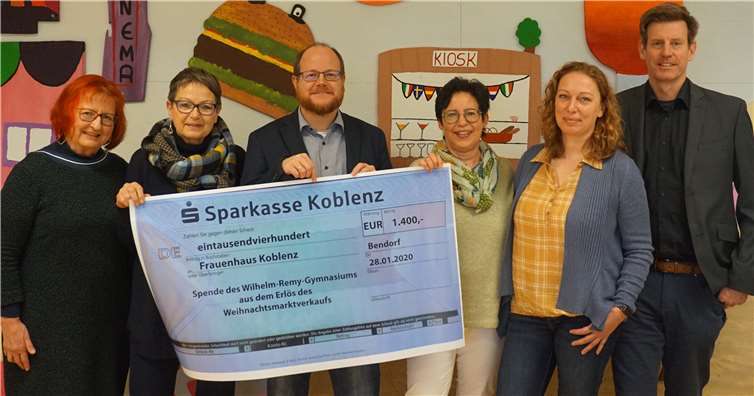 Marianne Baumann-Warnke, Nora Salvadori , Schulleiter Johannes Arnold, Bettina Laux, Sharda Schulke, und der stellvertretende Schulleiter Matthias Schlegel (von links) zeigen den stolzen Betrag. Foto: privat