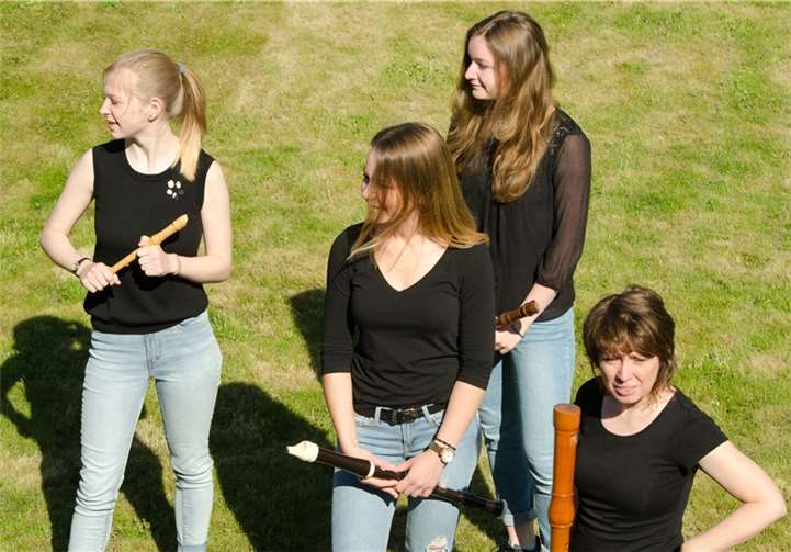 Marianne Giltjes, Katharina Hoffmann und Anna Schnause präsentieren unter der Leitung von Irmgard Morschhausen die unterschiedlichen Stile der Blockflötenliteratur. privat