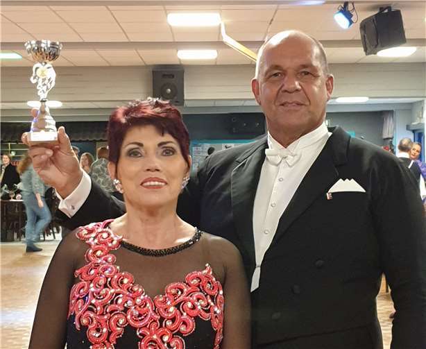 Marianne Hansen und Hartmut Brosell mit dem Siegerpokal.Quelle: Postsportverein Remagen