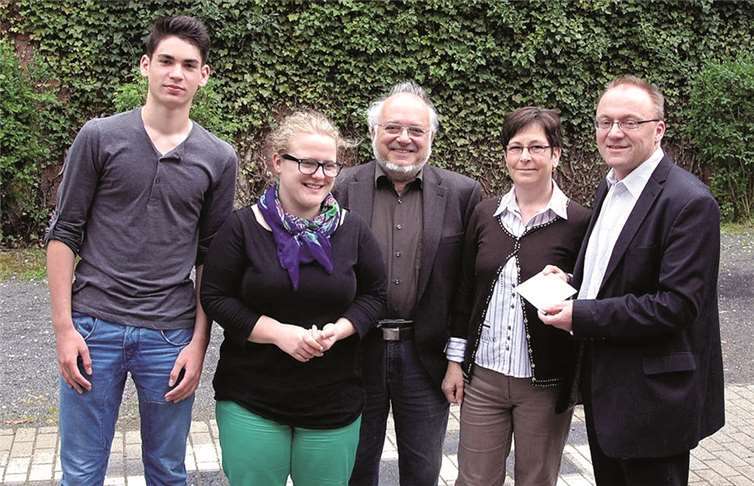 Marianne Hellmich (2. v.re.) und Wilhelm Beckmann (Mitte) überreichten den Scheck an die Sarah Weber (2.v.li.) und Michael Schneider (re.). privat