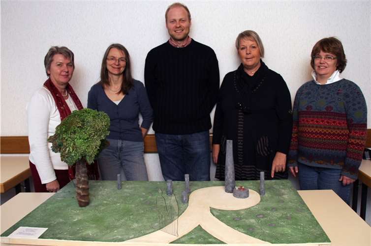 Marianne Krämer-Birsens, Dorothee Strietholt, Sebastian Langner, Birgitt Brink und Ute Josten mit dem Entwurf des Gräberfelds. privat
