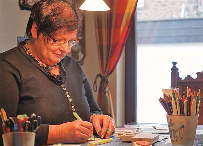 Marianne Kruse beim Erstellen der Duftsäckchen.Franz Leber