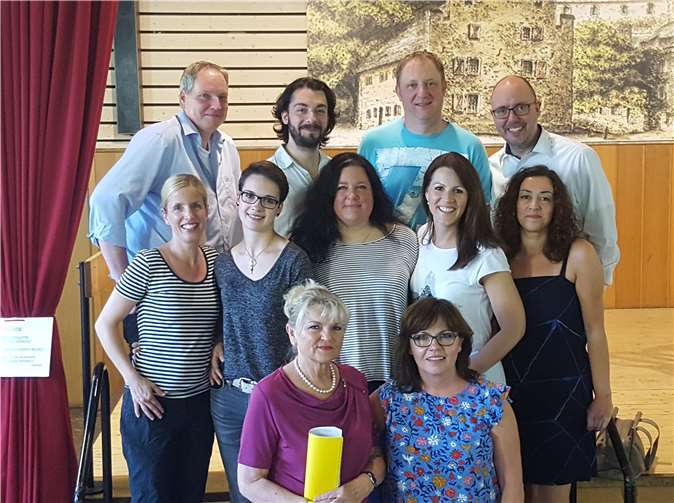 Marianne Lang (unten links) führt die Regie um die bunte Truppe.privat