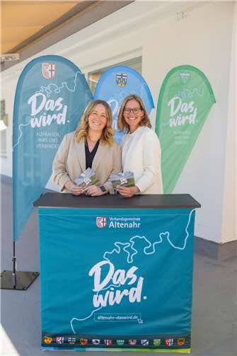Marianne Reiß (li.) und Julia Jonas freuen sich auf regen Besuch am Wiederaufbau-Infostand am 15.6.2025 während der Tour de Ahrtal am Aktionspunkt in Liers. Foto: ifok GmbH / Nadine Norman