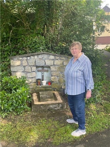 Marianne Reuschenbach freut sich, dass die Rentner den Bildstock freigeschnitten haben. Ihre Familie pflegt seit Generationen die Gedenkstätte zu Ehren der im 2. Weltkrieg gefallenen Soldaten aus dem Ortsteil Lache. Fotos: Rudolf Boden