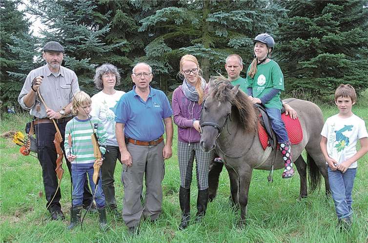 Marianne Theis-Prodöhl (3. v. l.), Eckard Splieth (4. v. l.), Johanna Woitol (5. v. l.), Jens Woitol (6. v. l.) und im Sattel Una Mannion. NABU-AW