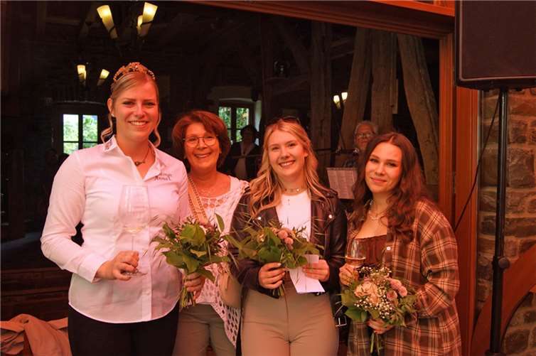 Marie Ackermann und Lara Markus werden im nächsten Regentschaftsjahr Oberfell und den Oberfeller Wein repräsentieren. Quelle: Ortsgemeinde Oberfell