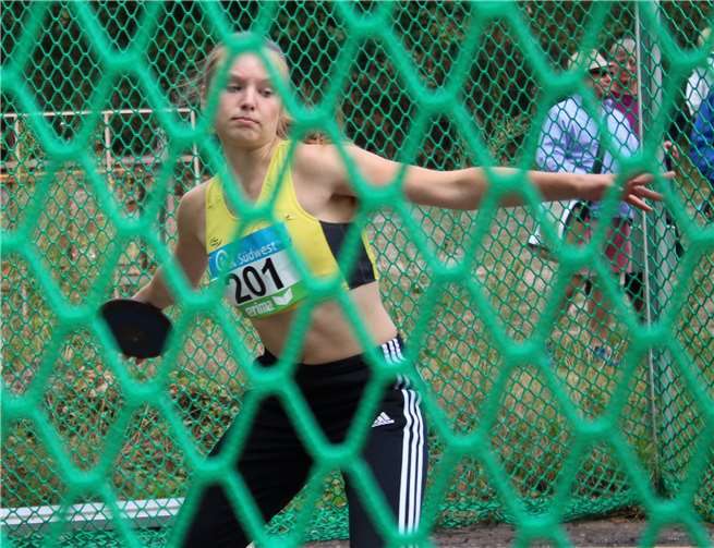 Marie Böckmann wirft mit 26,15 m einen neuen Vereinsrekord (W14) im Diskuswurf. Foto: Archiv VfL Waldbreitbach