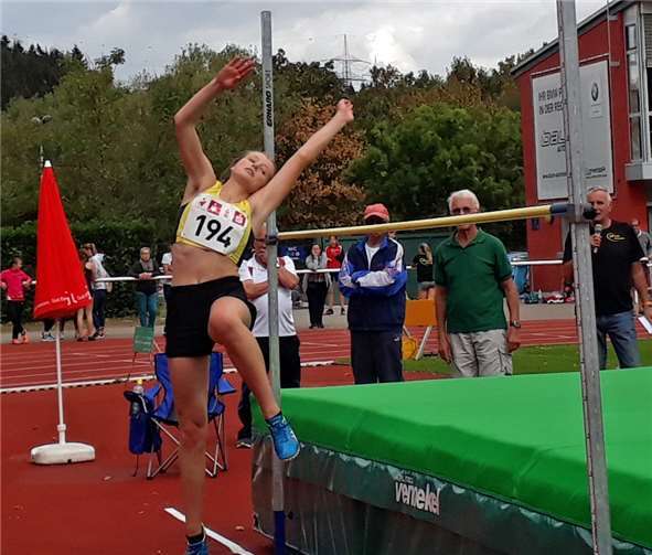 Marie Böckmann wurde Bezirksmeisterin im Hochsprung, Weitsprung und Ballwurf.