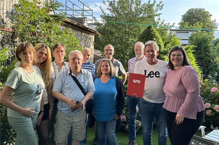 Marie Christin Ockenfels (r), Kreisvorsitzende und Landtagskandidatin überreicht Jochen Wilsberg (2vr) Urkunde zum 40jährigen Jubiläum.Foto: privat