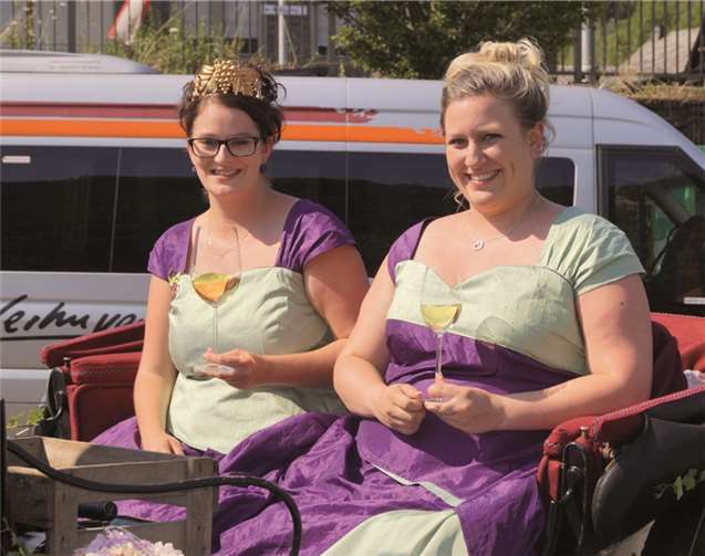 Marie-Christine I. (mit Krone) repräsentiert mit Weinprinzessin Jennifer Mais jetzt den Klottener Wein.