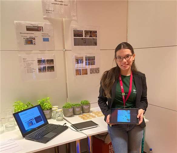 Marie Diederich (Jg. 10) hatte im Fachbereich Biologie mit ihrem Projekt „Mikrowellen – schädlich oder nicht?“ bereits den Regionalwettbewerb in Neuwied für sich entschieden.Fotos: Helmut Meixner
