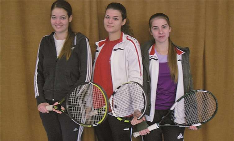 Marie Fischer, Hannah Fischer und Ramona Klaß (V.l.n.r.) üben nach dem Aufwärmen unterschiedliche Techniken und Spielsituationen und wiederholen sie mehrfach.privat