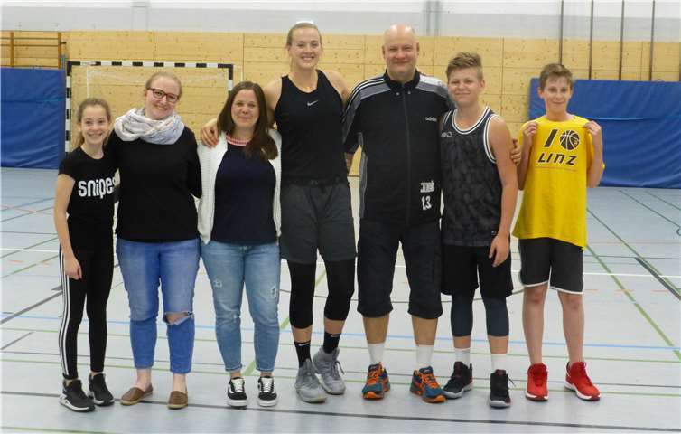 Marie Gülich ließ sie es sich nicht nehmen, auch im „Wohnzimmer“ des Linzer Basketballclubs, der Miesgesweghalle, vorbeizuschauen.Foto: privat